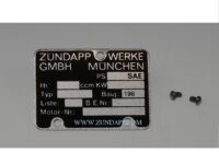 Motorblok typeplaatje 1980 met klinknagels